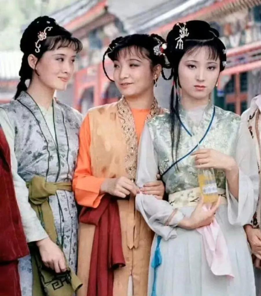 这就是演员的信念感，哪怕出了戏，手上拿着塑料瓶，但她就是林黛玉，举手投足都是古人