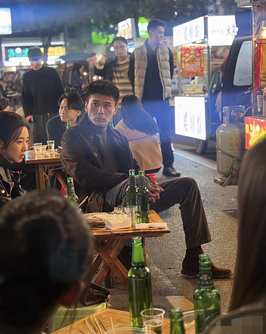 这么大的明星也在路边摊喝啤酒，真接地气