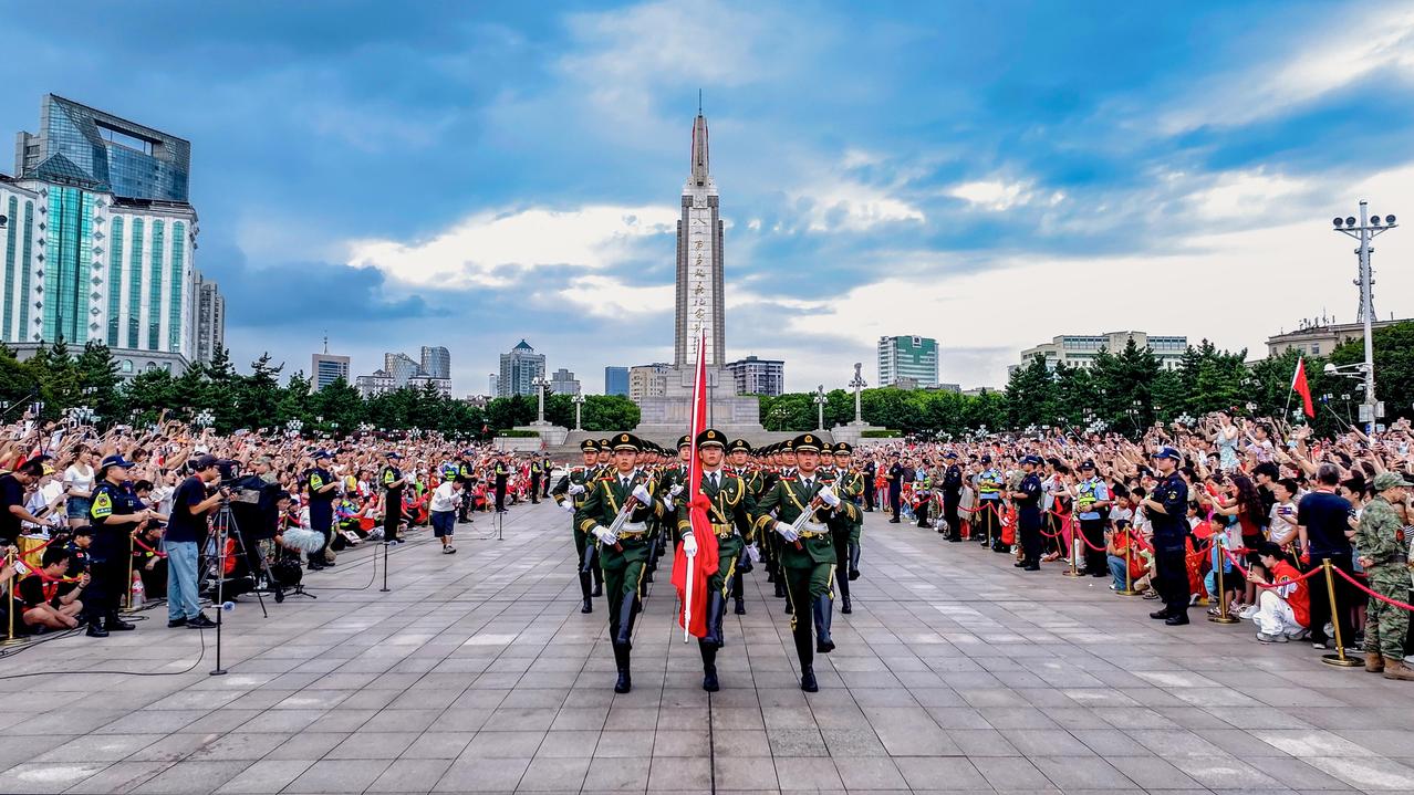 8月1日，八一广场升旗仪式，来了10.2万人。
凌晨三点就有人开始排队。有人从7