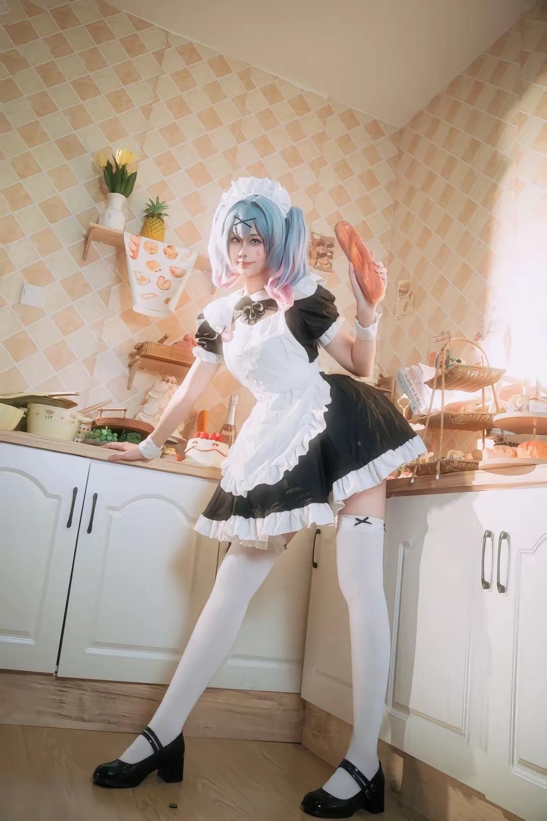 复古厨房里的可爱女仆，手持面包，微笑迷人！🍞👩‍🍳