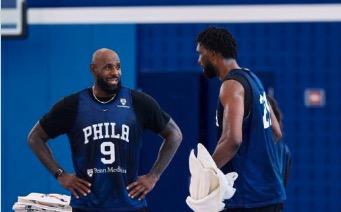 詹姆斯正式进入领袖角色，当众敲打恩比德，彰显goat本色！
据ESPN解说员Mi