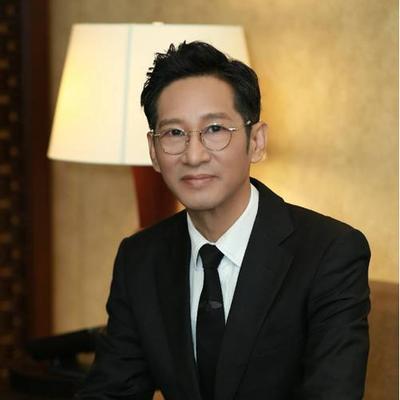 演员王劲松，今年五十八，无儿无女，没有结过婚。有记者问他，不想找个人共度余生吗，