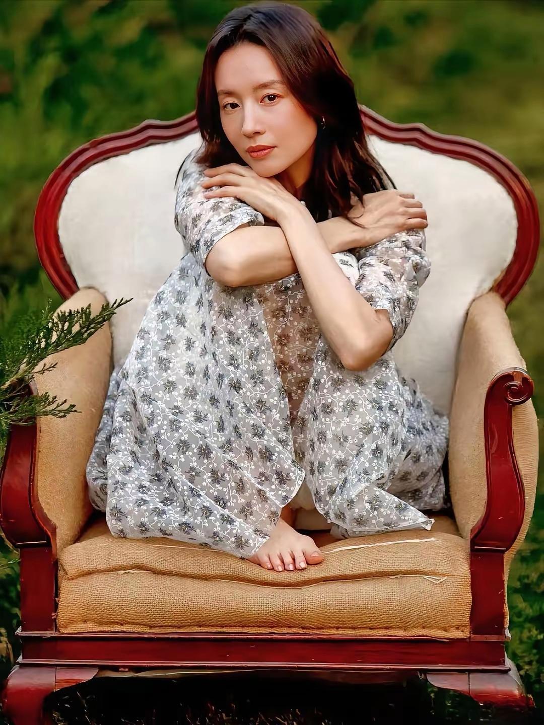董洁身高160cm，身形小巧温婉，凭借清冷脱俗的模样，成为无数人记忆里的白月光女