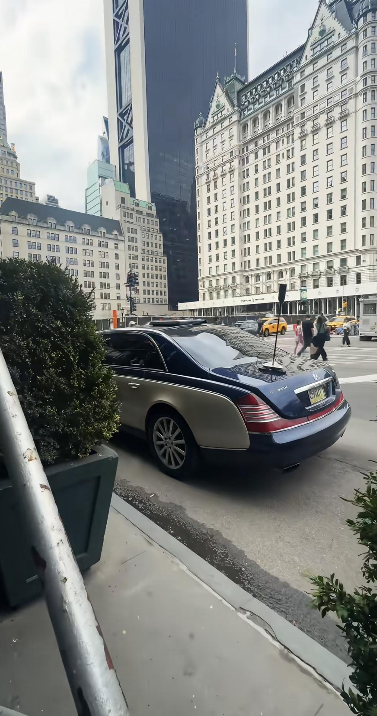 这是啥？好像屁股上中了一箭，网上有人说是加密卫星通信天是，手机信号增强，车顶上还