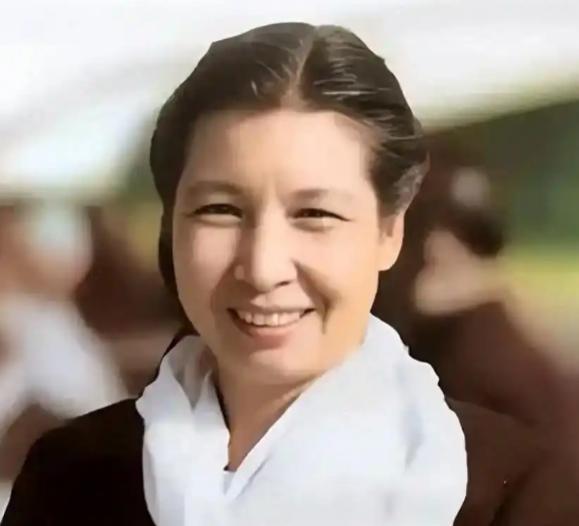 1998年，87岁的曾志躺在病床上。女儿陶斯亮凑到她耳边，问了一个埋在心里几十年