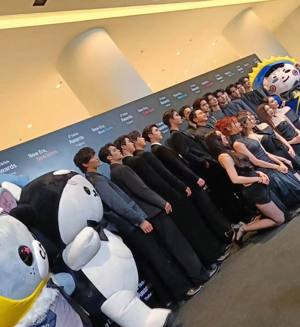 泰国某颁奖礼现场拍照，男艺人和社长站后边，而女艺人穿着裙子跪前边 ​

对此有网