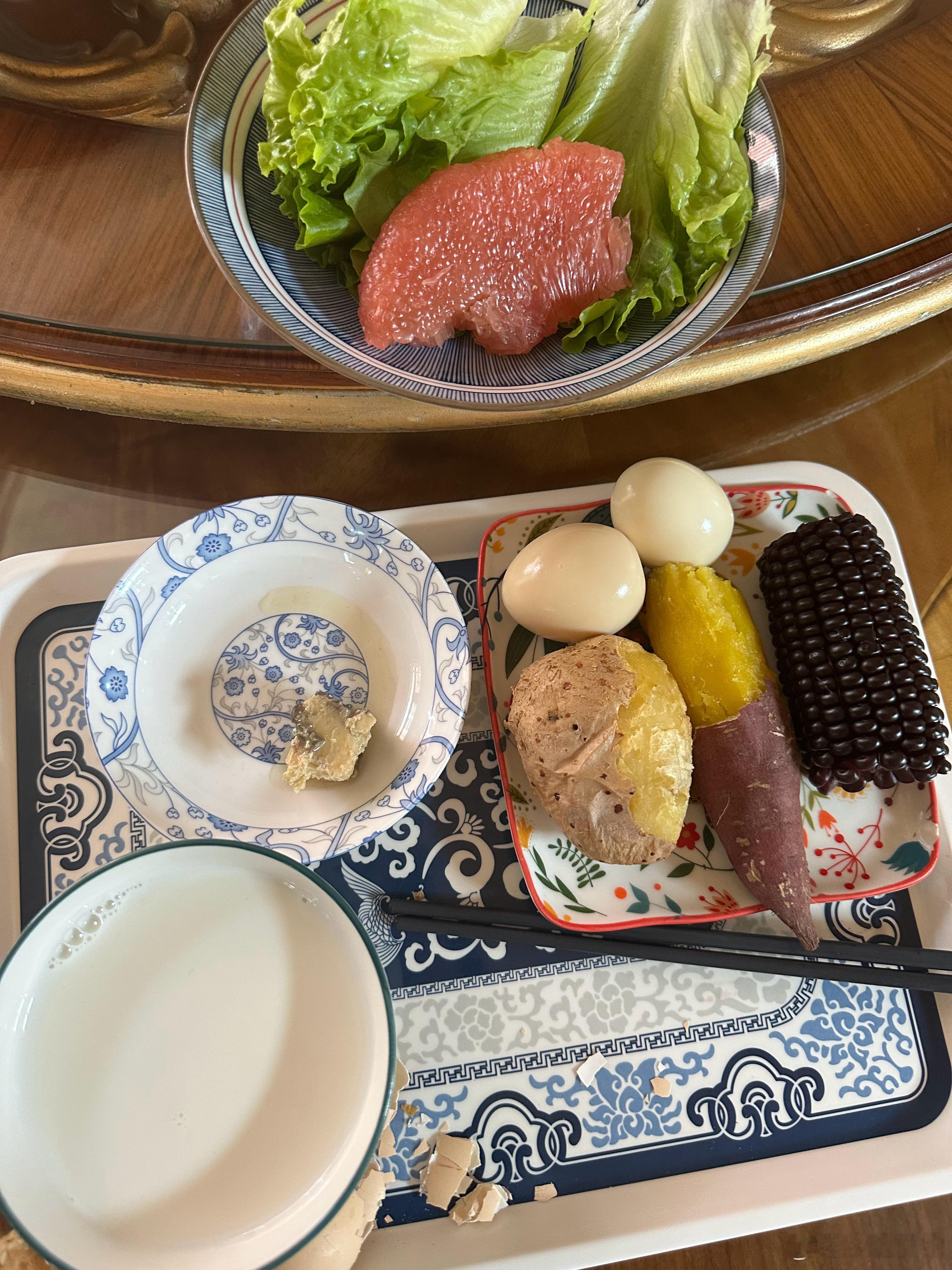 老高常年吃烤红薯，这是老高的早餐：牛奶、鸡蛋、红薯、土豆、黑玉米、生菜和柚子、酱