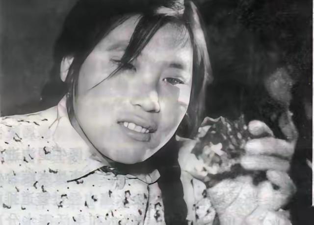 1977年12月21日，临沂姑娘魏振芳在田间挖茅草，突然从茅草里滚出一块鸡蛋黄大