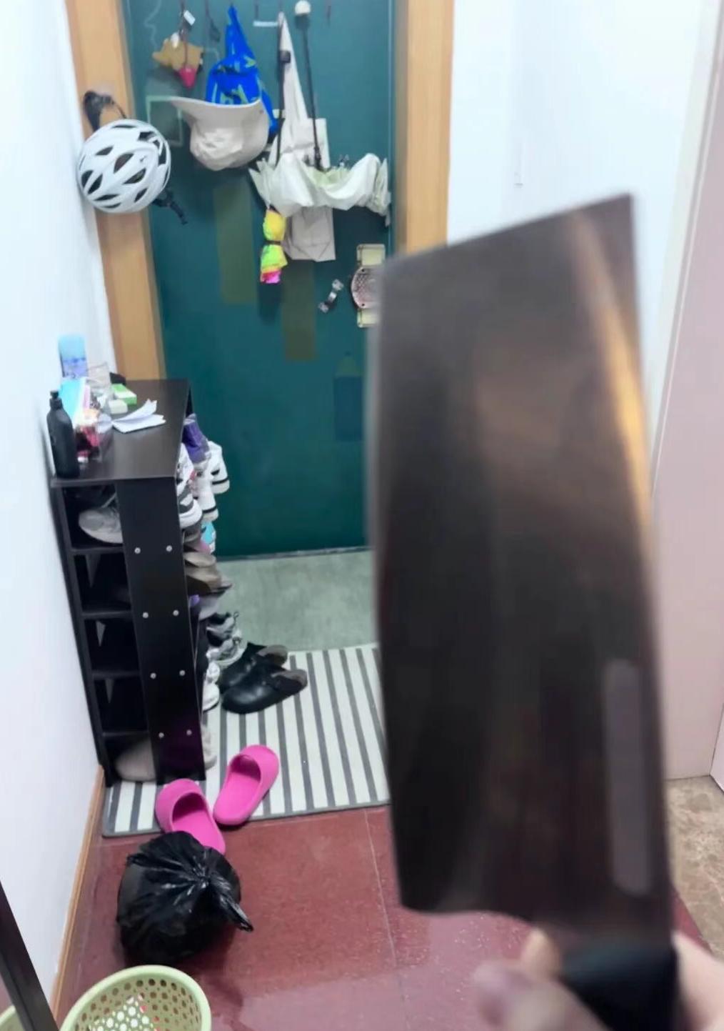 一个独居姑娘大清早碰上了吓人的情况。她租的房子，早上五点多睡得迷迷糊糊，翻身时手