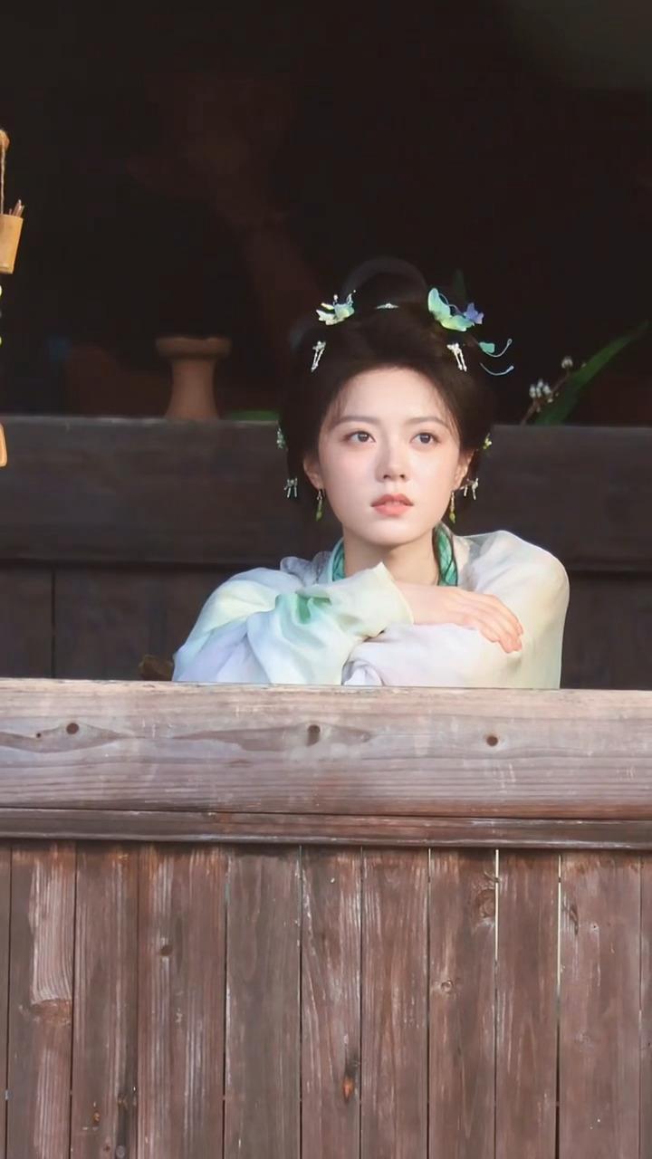 下雨天的少女心事🥺看起来很惆怅的听雨宝宝🤏赵今麦新剧下雨天路透赵今麦烟雨江南