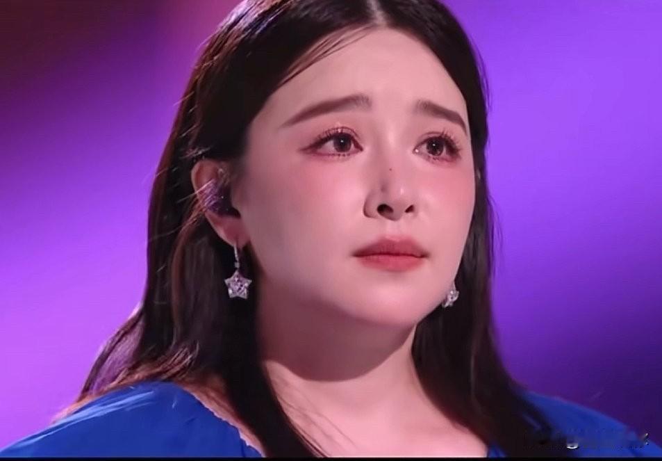 阚清子在乘风舞台唱《爱的代价》，技术不算完美，却戳中无数人。

她眼眶泛红、声音
