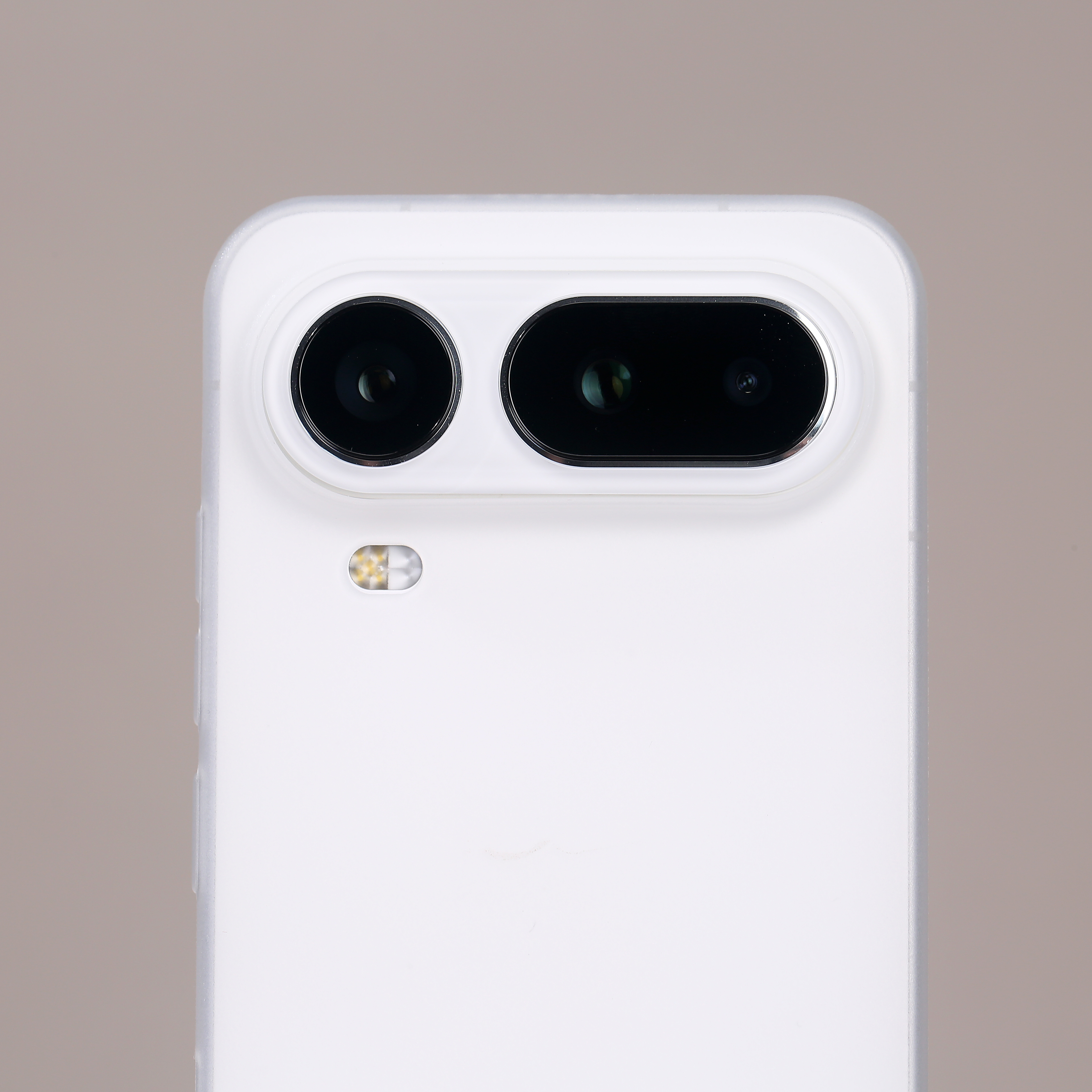 荣耀 Magic8 Pro Air 超薄壳很 Air 的一款壳子，戴壳后依旧轻装