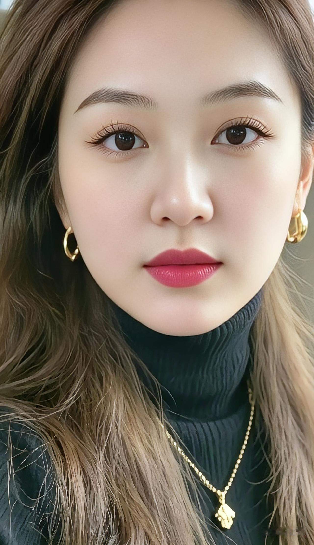 四句浅白小诗，诚邀诸位品评
眼似秋水明晃晃，
金耳环衬金项链。
黑衣高领衬得人端