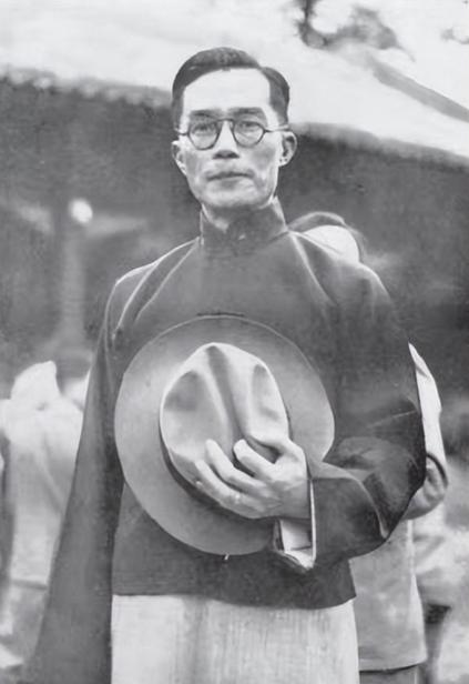 1931 年，梅贻琦执掌清华大学，一生行事低调简朴，平日里往返校园从不乘坐专车，