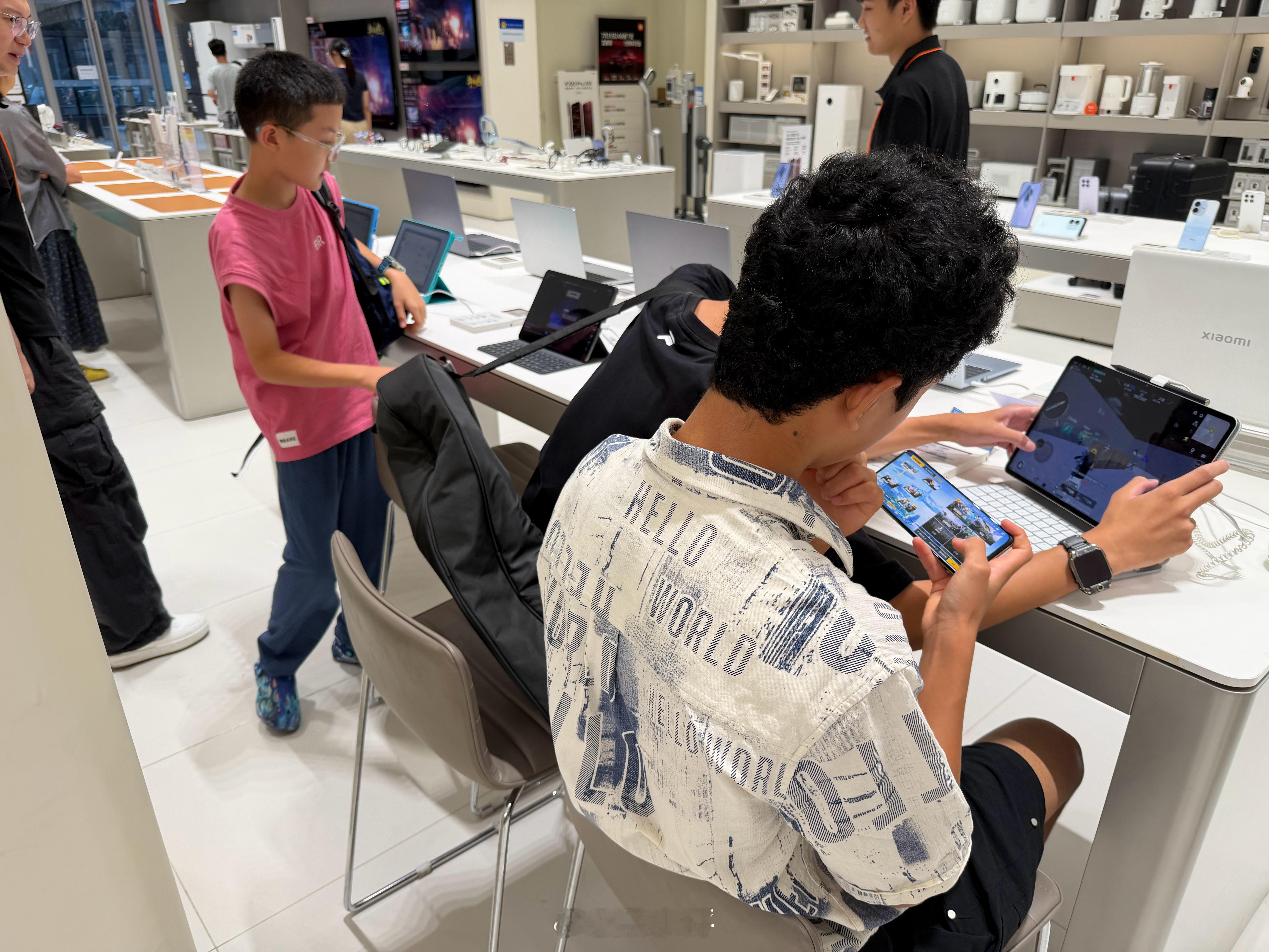 每到小学生放假，小米之家就成了“小米网吧”