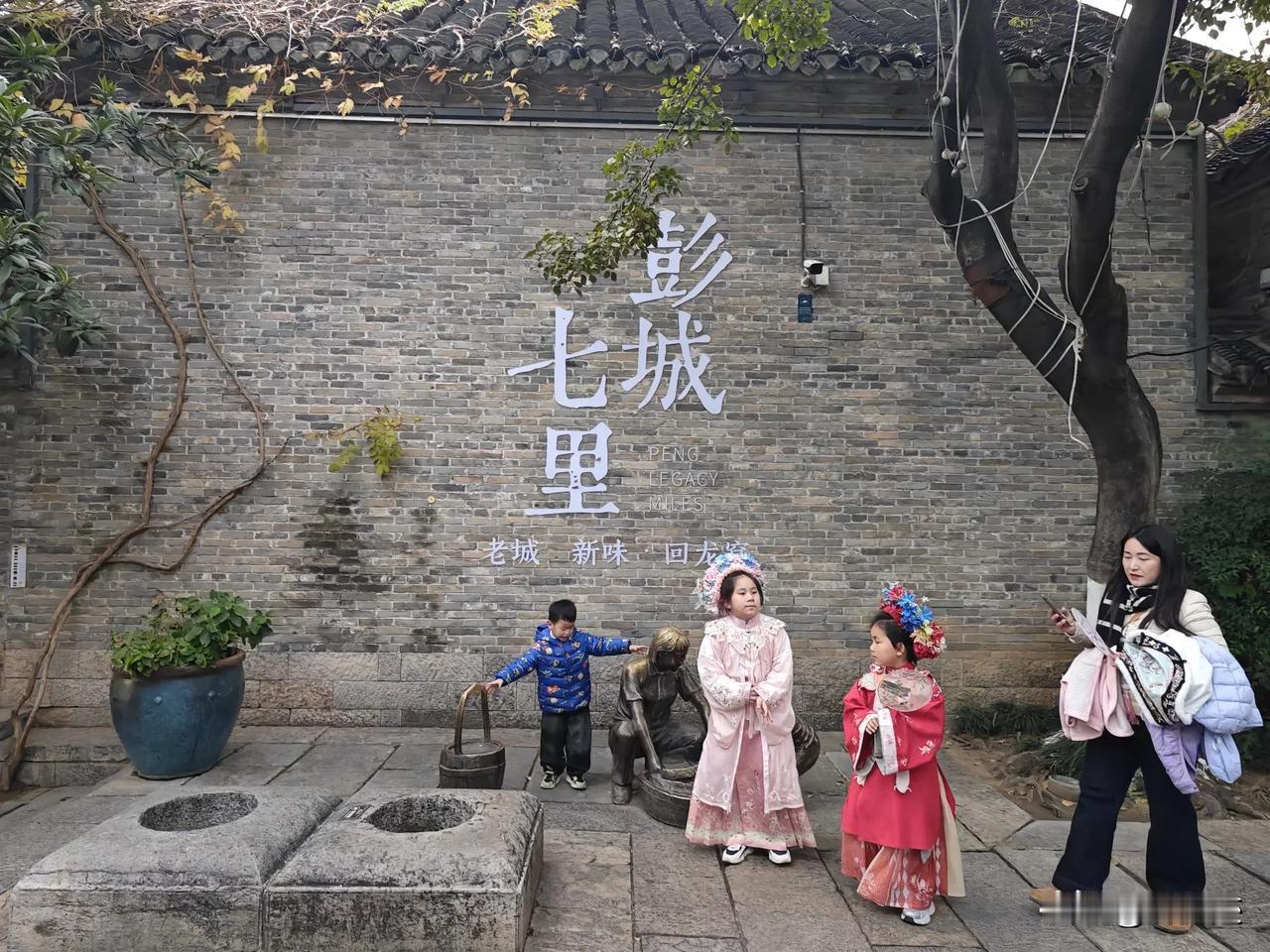 虽说，都是翻盖的仿古街区，不过，还是可逛性不错的，有一些文艺的小店。夜幕降临，人
