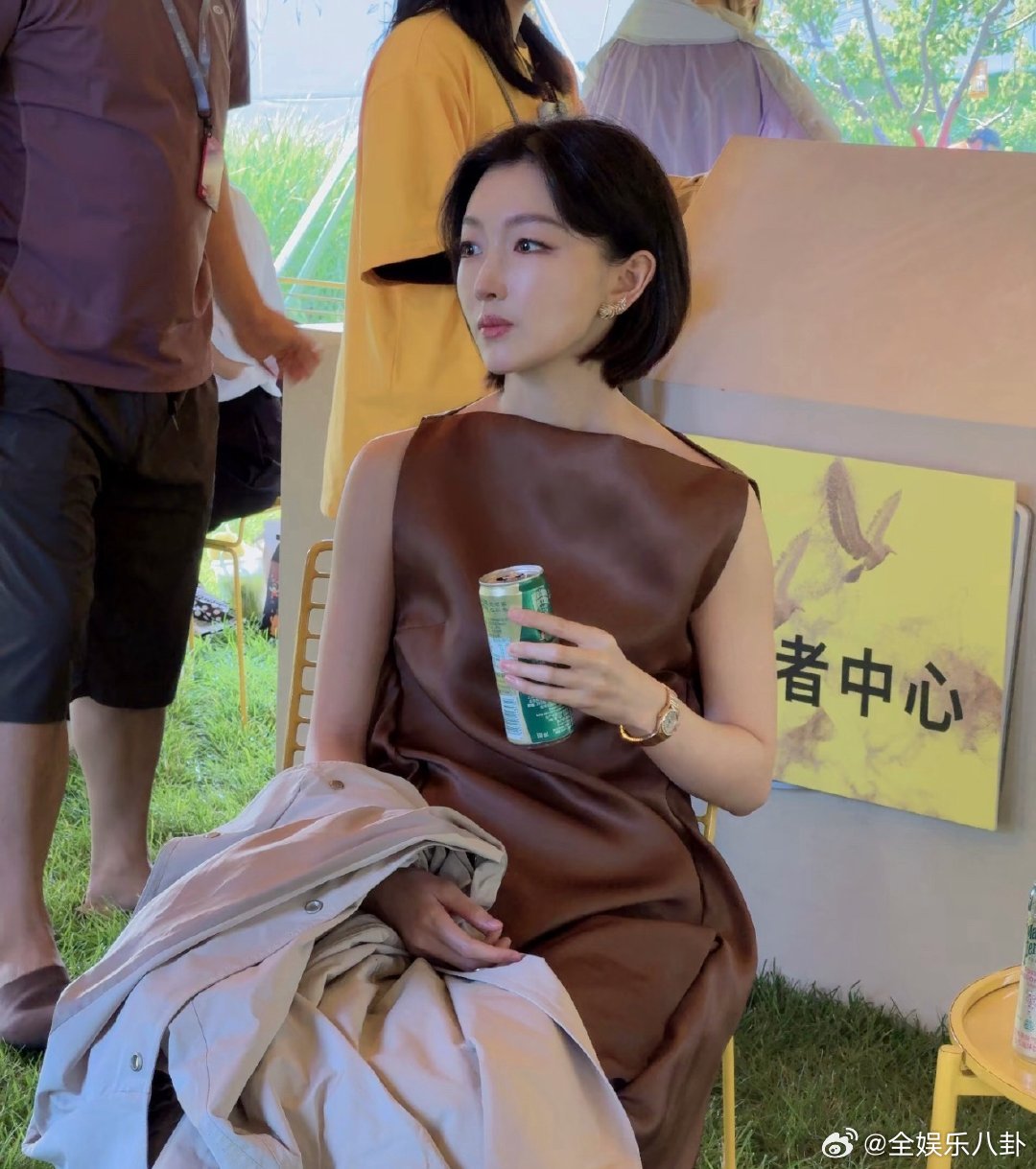 周冬雨段奕宏同框周冬雨段奕宏活动同框阿那亚戏剧节周冬雨段奕宏惊喜同框，两人默契选