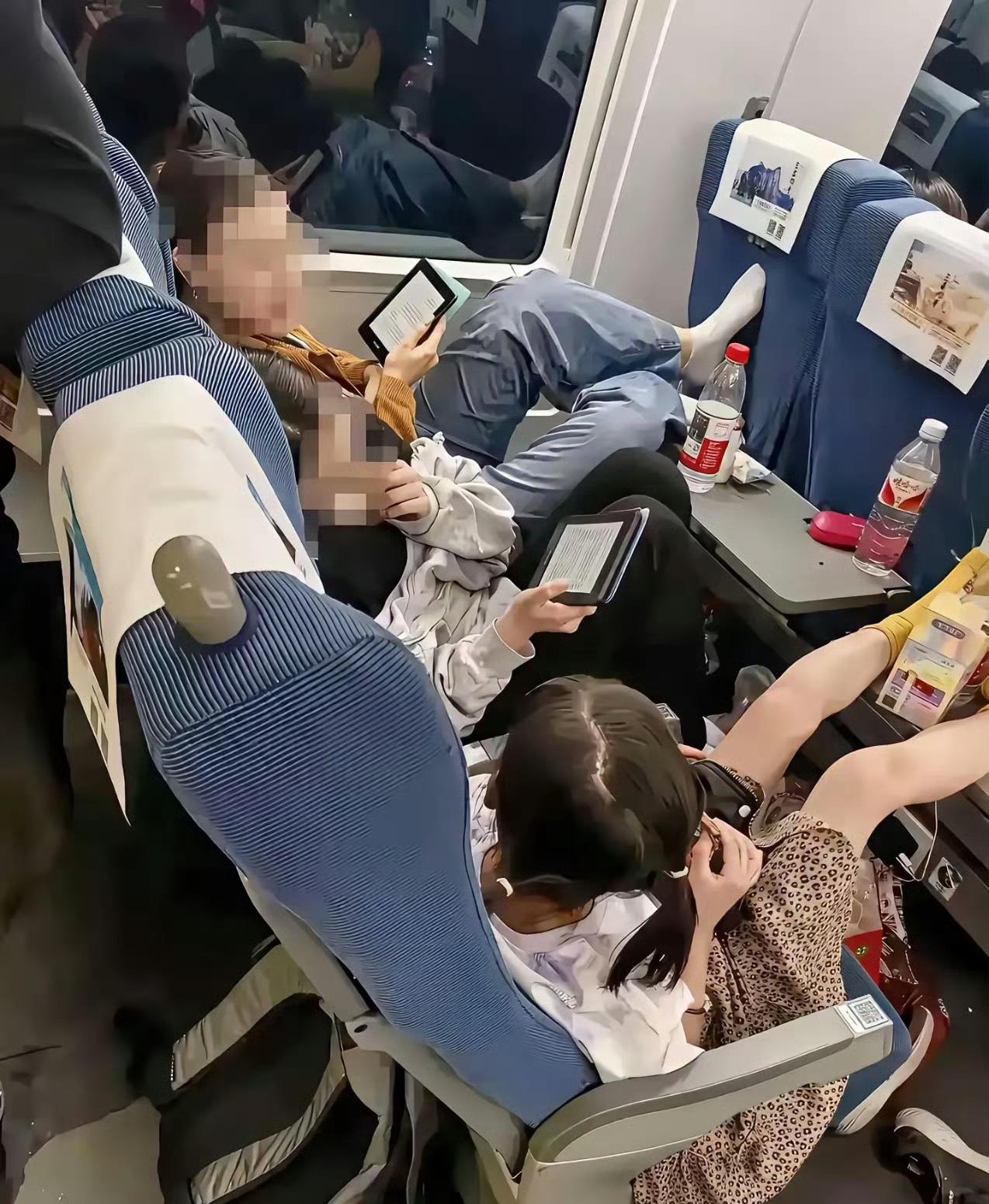 网友不可思议说：这么差的素质竟然是在看书？
其实不是所有的书都叫书，霸道总裁爱上