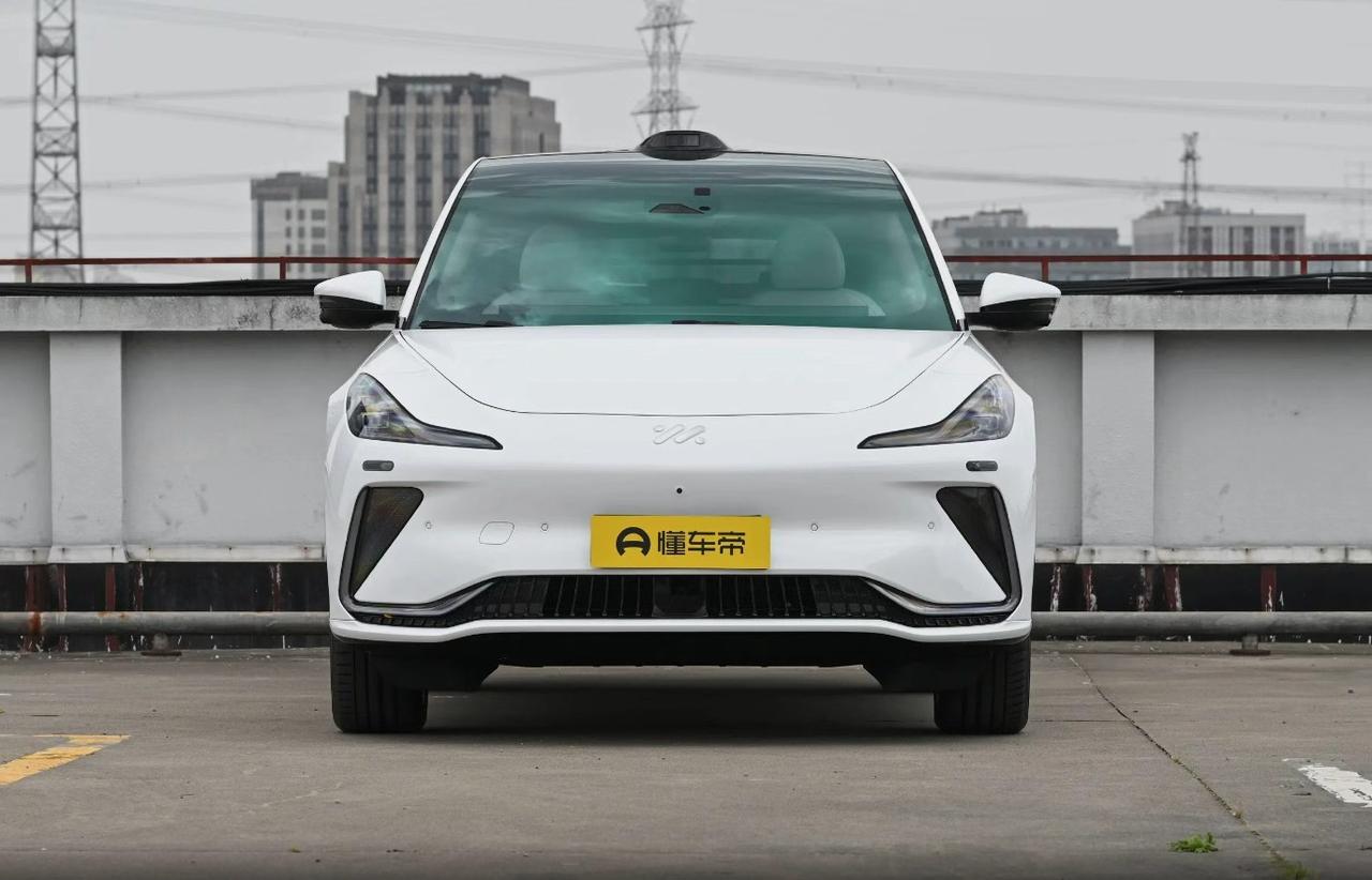 聊起智己LS7二手行情，我真是替第一批车主心酸——一年亏出一台中配小轿车。但说句