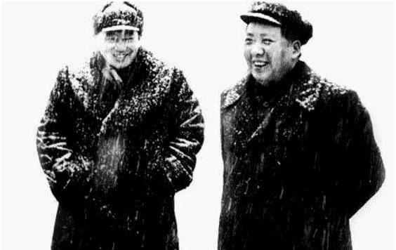 1959年6月24日夜，长沙车站月台的站灯把钢轨照得雪亮。一列临时加挂的绿皮专列