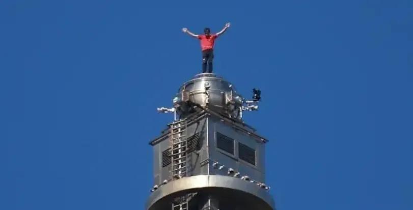 美国徒手攀岩运动员亚历克斯·霍诺德徒手 25日上午9时11分开始攀爬，世界第十一