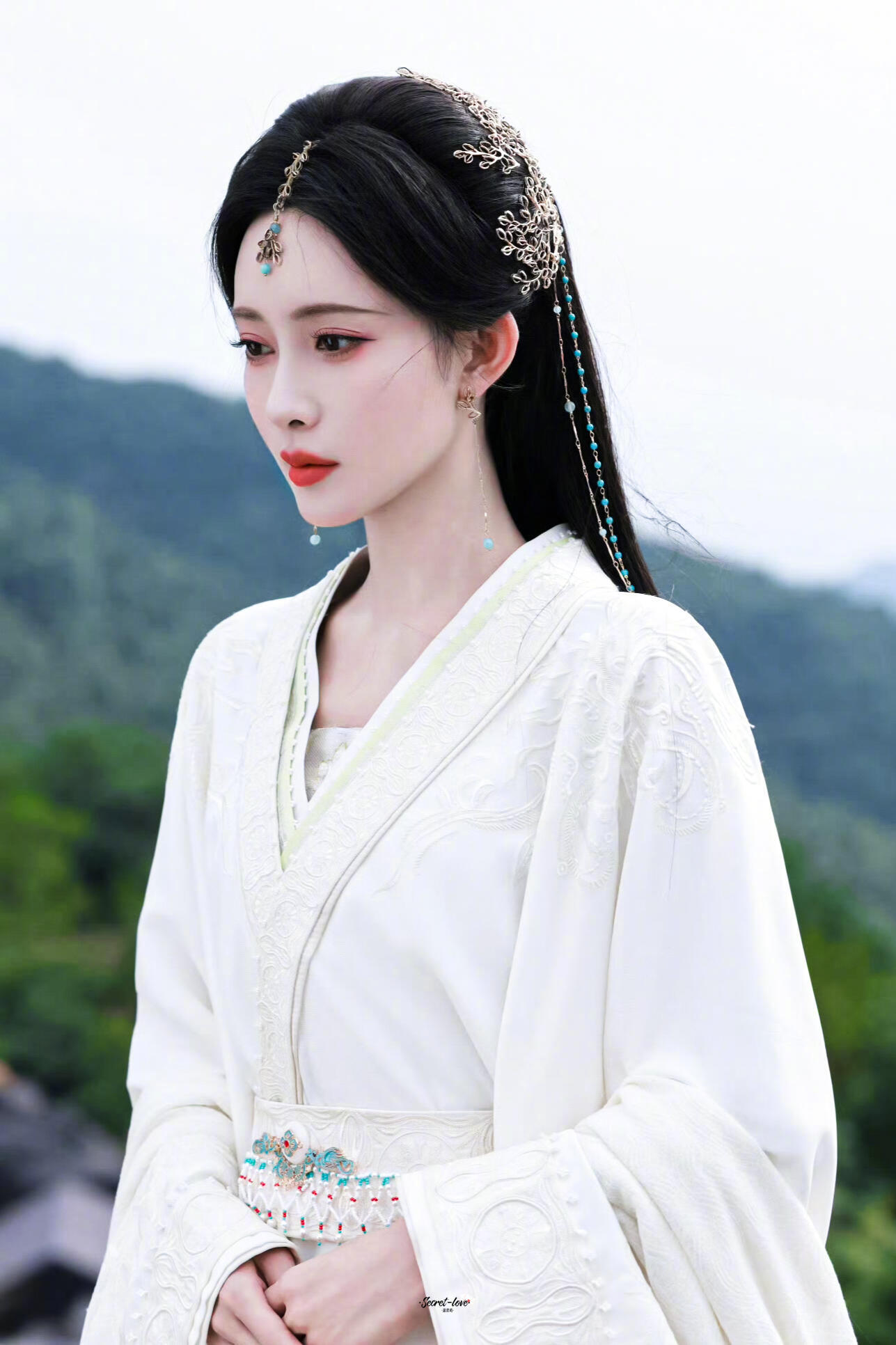 孟子义爽文女主有脸了谁能拒绝孟子义演大女主 红裙曳地金簪晃眼，落子时眼皮都不抬，