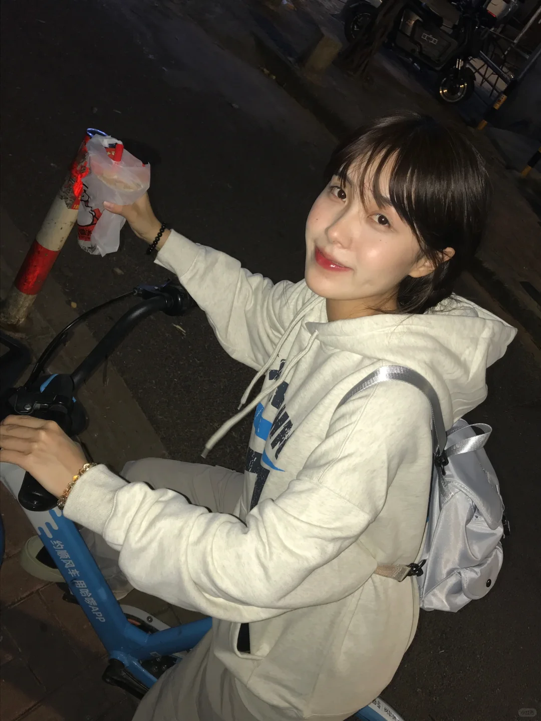 出门骑车 奶茶喝蜜雪