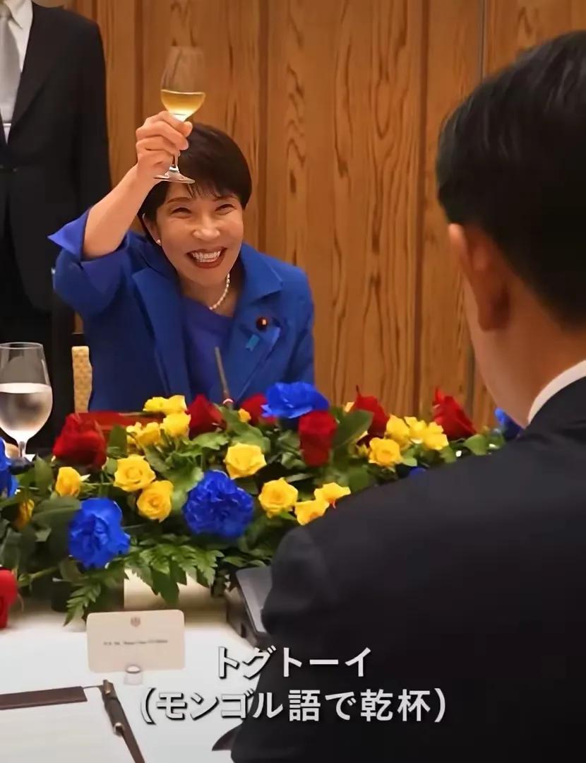 中日两国的习俗截然相反，在中国两个人举杯互相敬酒的时候，双方都会把酒杯尽量放的比