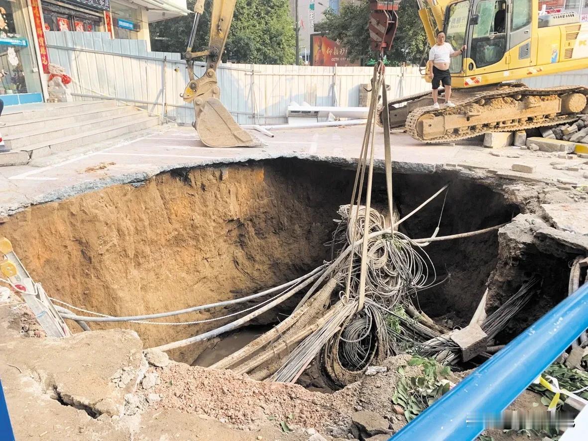 8月6日下午，市区黄河路与大岭路交叉口发生路面塌陷，形成一处大坑，该大坑深度达数