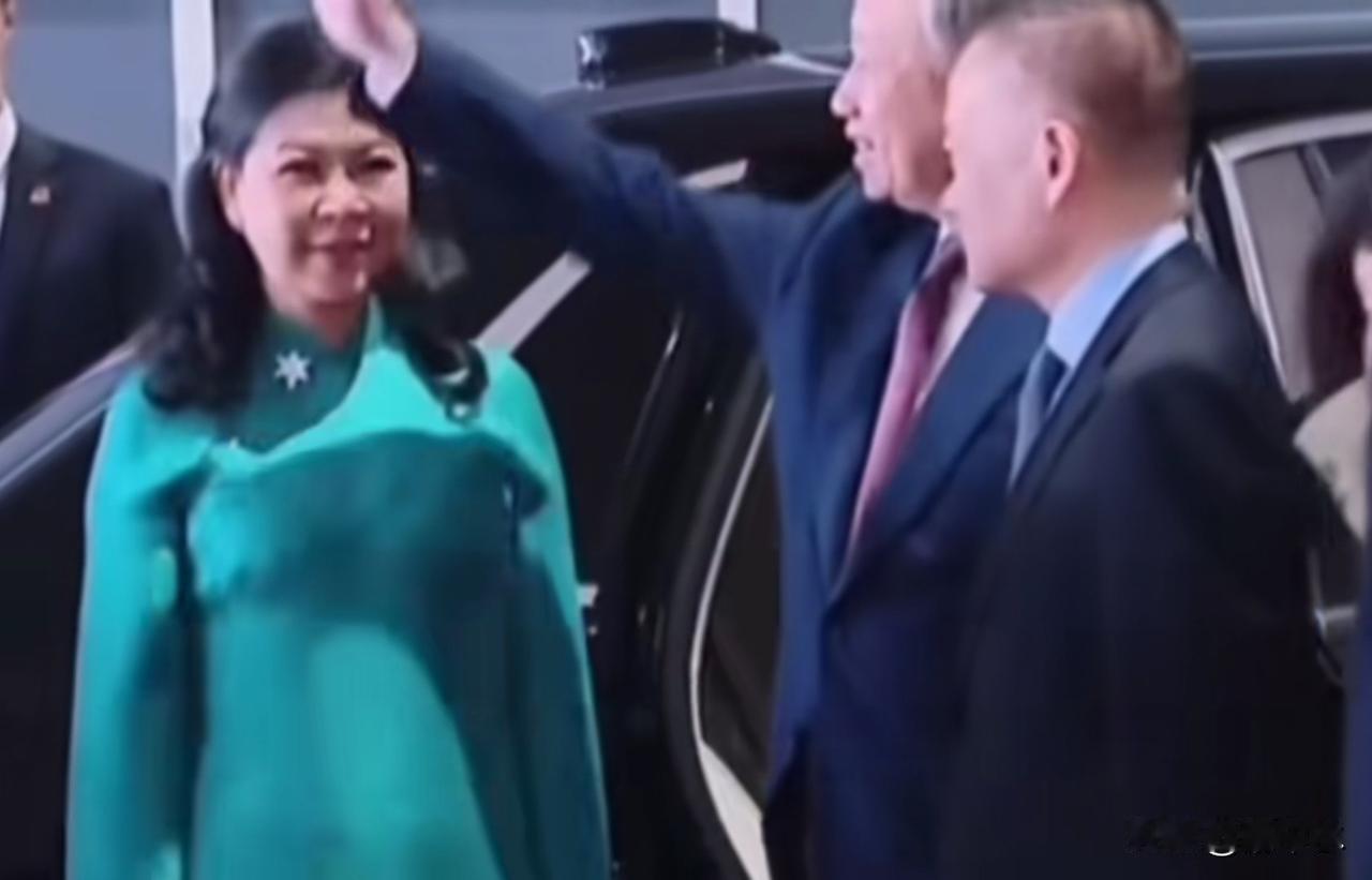 越南第一夫人访华随行穿搭出圈
 
      此次越南领导人访华行程里，越南第一