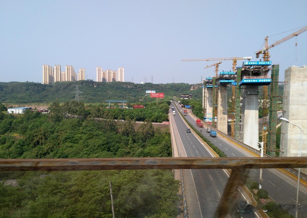 七年前坐火车经过兴珞铁路拍到当时还在建设中的市郊轨道江跳线（江津到跳磴），下边的