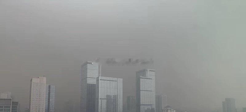 这是今天的成都，盆地散雾霾的地理条件差 ​​​