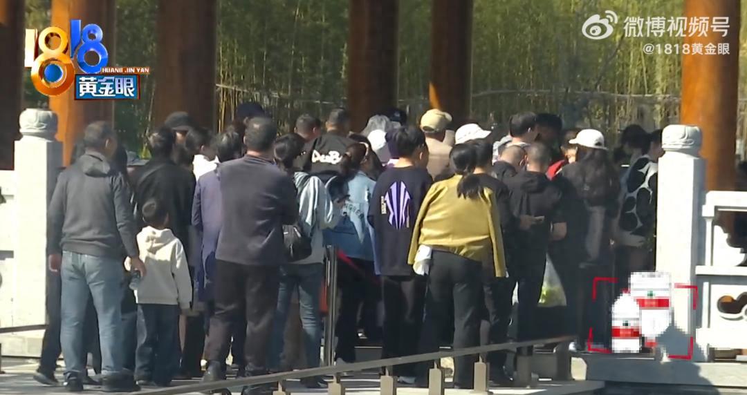 “我80多岁了，谁敢拦我？”绍兴一处景区门口，男子在排队进景区的时候遇到了插队，