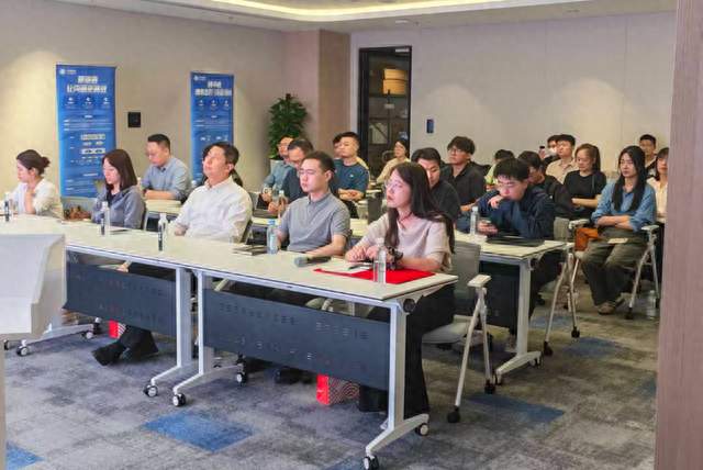 30余款大模型、24小时安全托管，徐汇“数首发”亮出全栈式AI方案