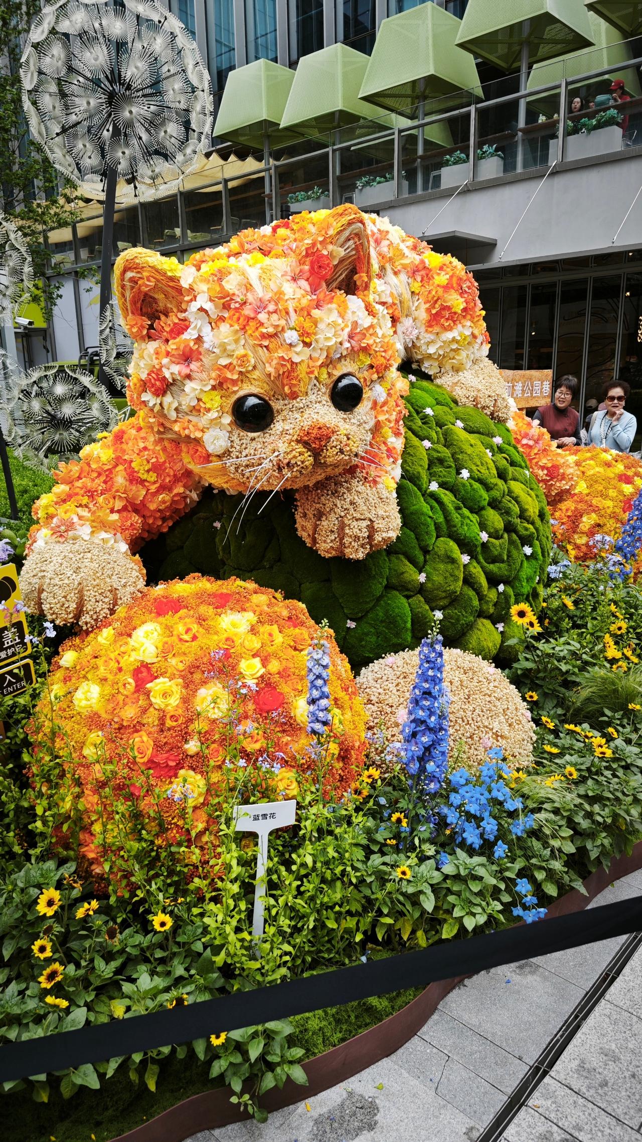 周三收盘点评
 
周三收盘，各大指数全线低开高走、收出中阳，整体走势偏强。
 