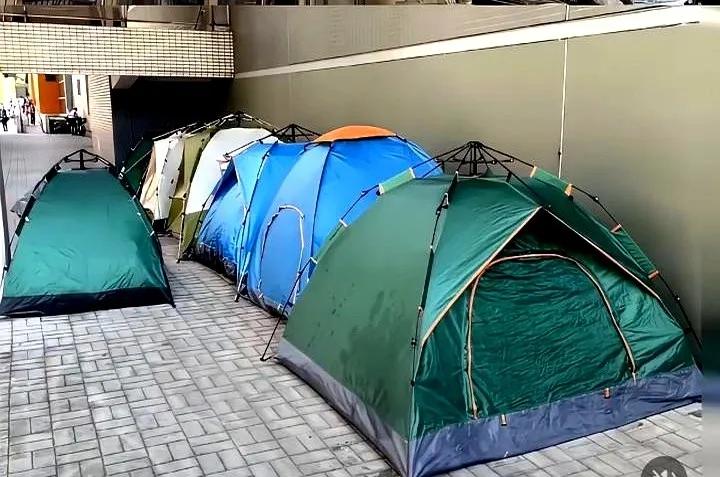 如今就算住帐篷里也能洗上热水澡了，因为民政部已经推出了6000多家公益浴池，去那