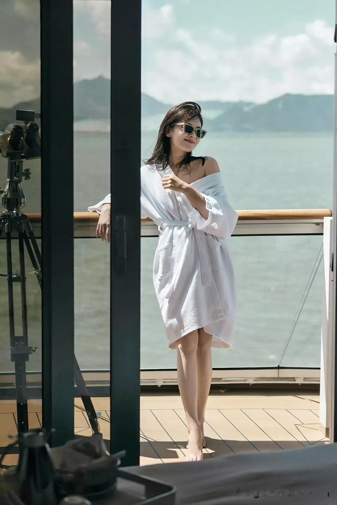 刘涛白裙飘飘，微风轻拂发梢，享受这片刻的宁静与美好🌊👗🕶️