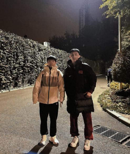 好温暖的一幕！11月26日这天，广东男篮后卫徐杰在自己的社交上更新了一些照片，其