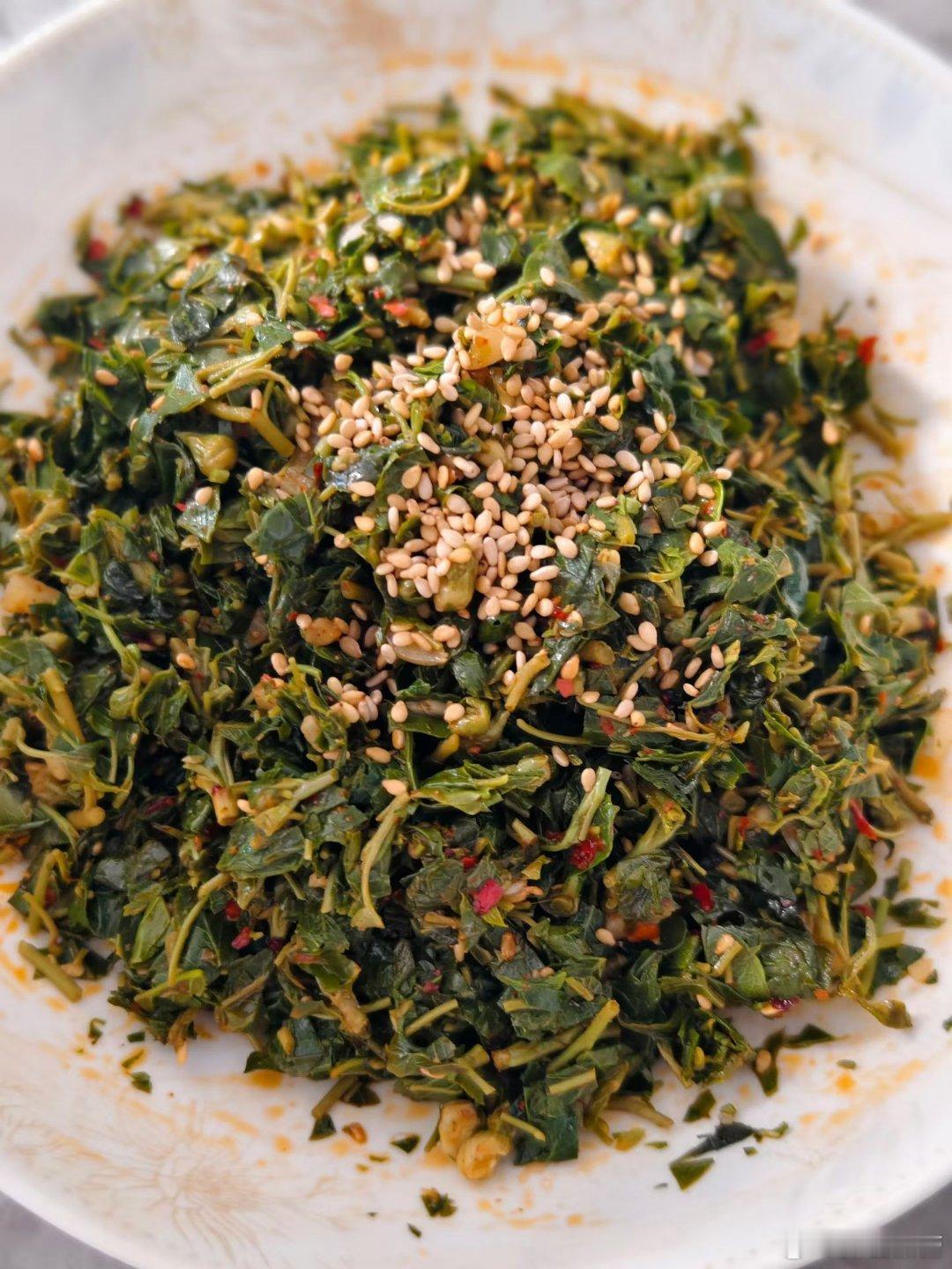 我的宝藏食谱我的美食日记春日尝鲜指南妈妈牌蒸饺+龙柏芽野菜+小蒜。    用料: