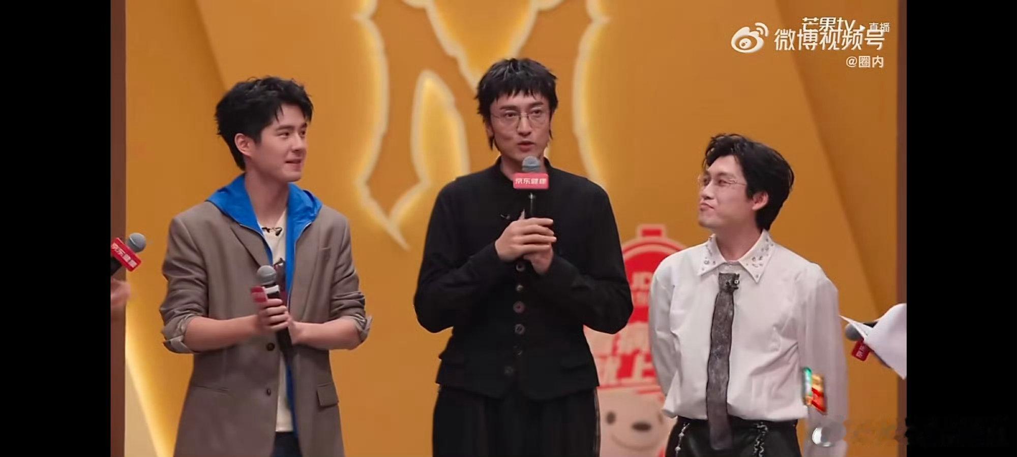 王传君左右各一个虎牙妹披荆斩棘直播初见面直播趣味名梗诞生，左右虎牙好友相伴，也看