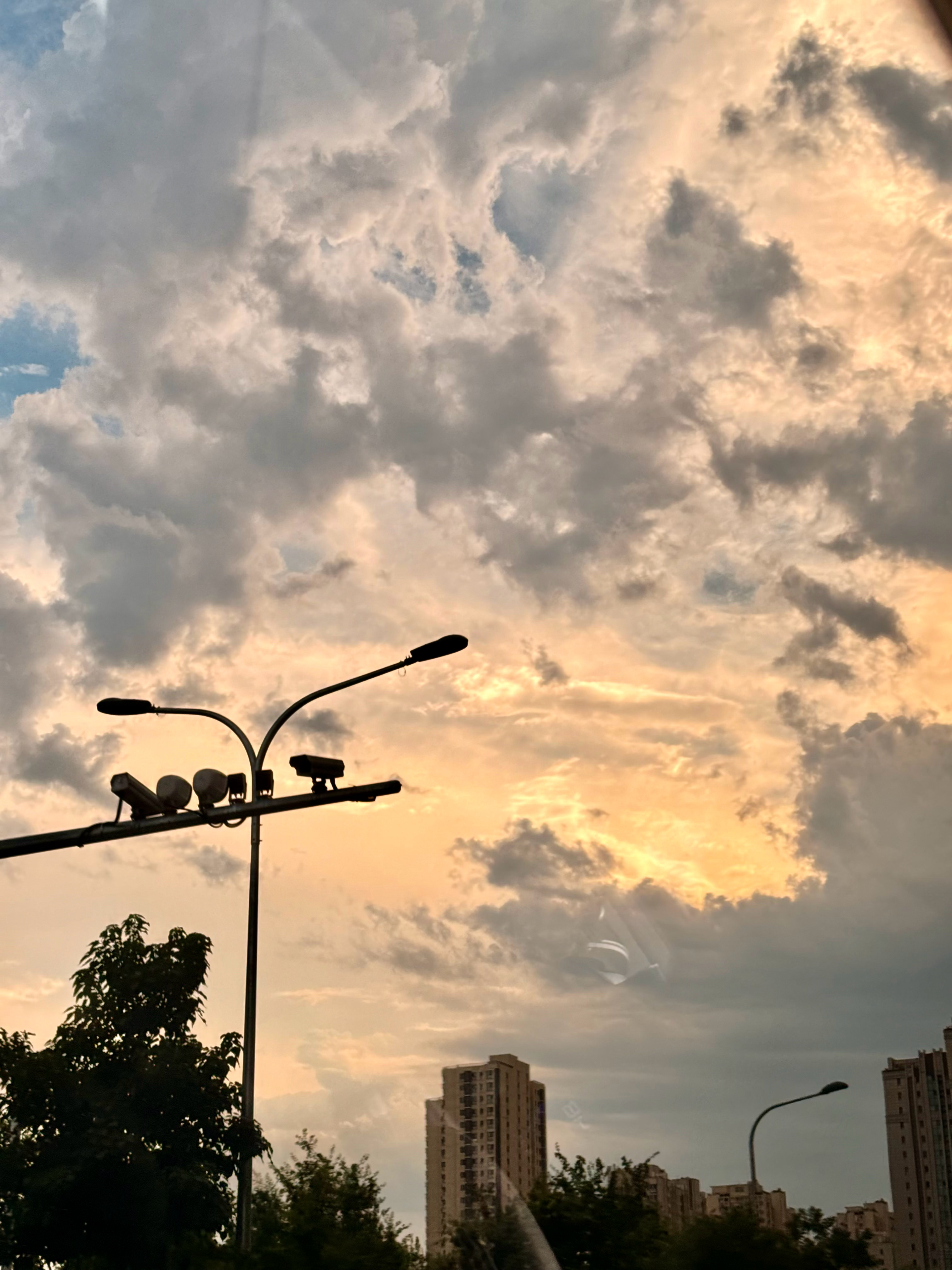 CV魏长歌  每天都有好看的天空⛅️～