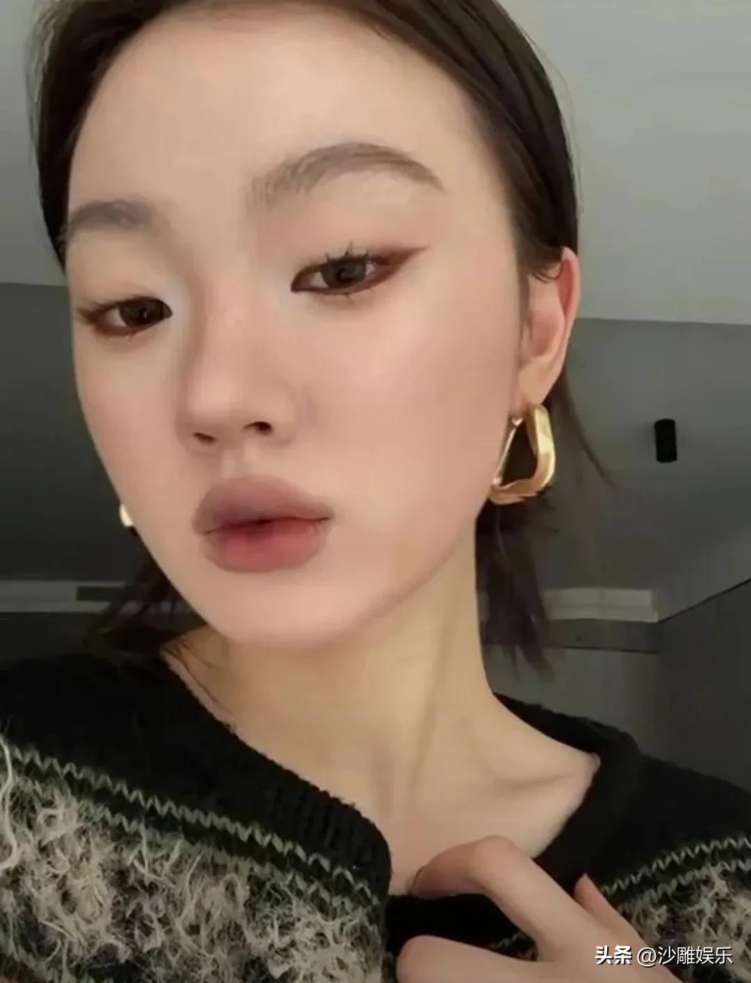 单依纯 ，高调亮相！


3月31日晚，深陷版权风波的单依纯，就这么大摇大摆地出