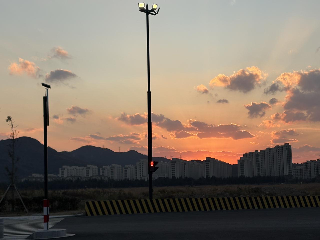 结合这两天的中国股市的走势以及热点，给大家推荐5 只股票。

以下5只股票均符合