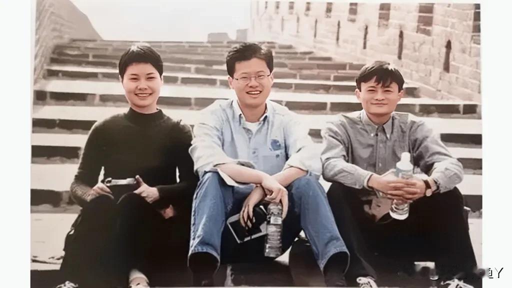 1998年，张瑛与丈夫马云和杨致远在长城游玩时的留影旧照，那时候马云34岁，杨致