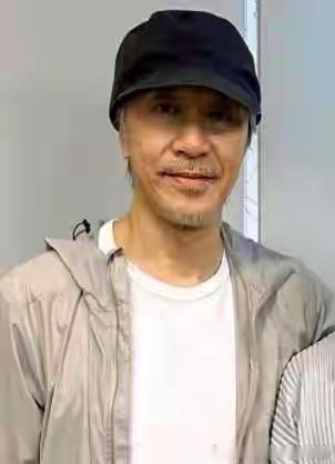 周星驰一家挺神奇，父亲98母亲86，他自己也64了，个个高寿，但最懂他的，还是8