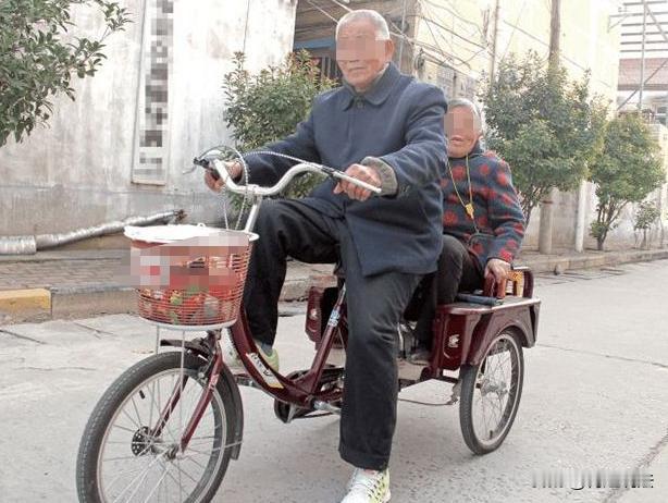 脸比城墙还厚，讹人讹出新高度！湖北咸宁，一位70岁的老大爷，压根没考过驾照，骑着