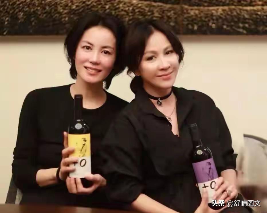 王菲和刘嘉玲的关系真不错，
可见王菲的人品不错。
她不介意她的那段黑历史。
女人