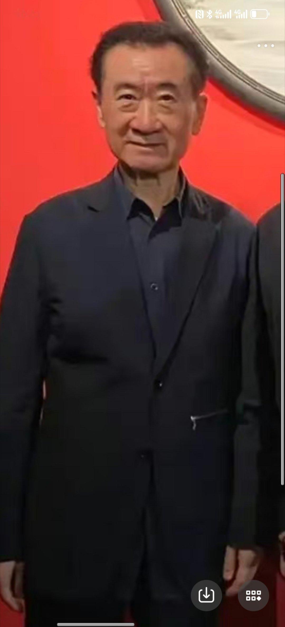 王健林以前胖没感觉鼻子有那么大，现在瘦了那么多，脸小了很多，对比之下感觉鼻子好大