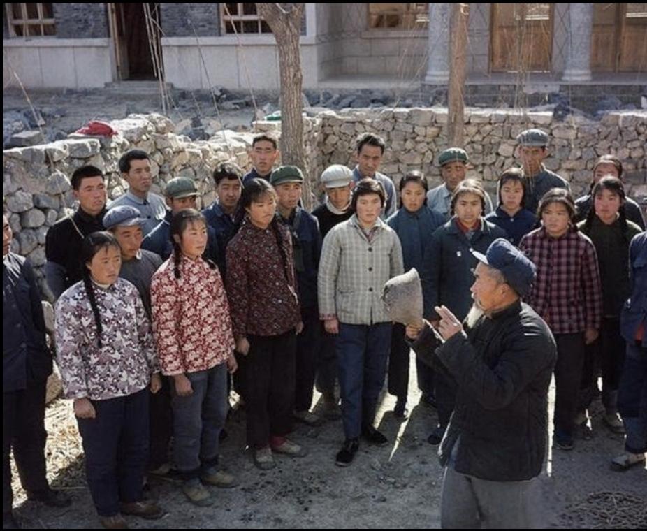 怀旧老照片共享我们在农村插队时，经常常参加“忆苦思甜会”，在会上，一边吃着糠菜窝