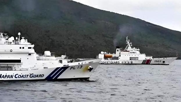 日本老百姓连垃圾袋都快买不起了，首相却说要打长期战争。这种魔幻剧情，编剧都不敢这